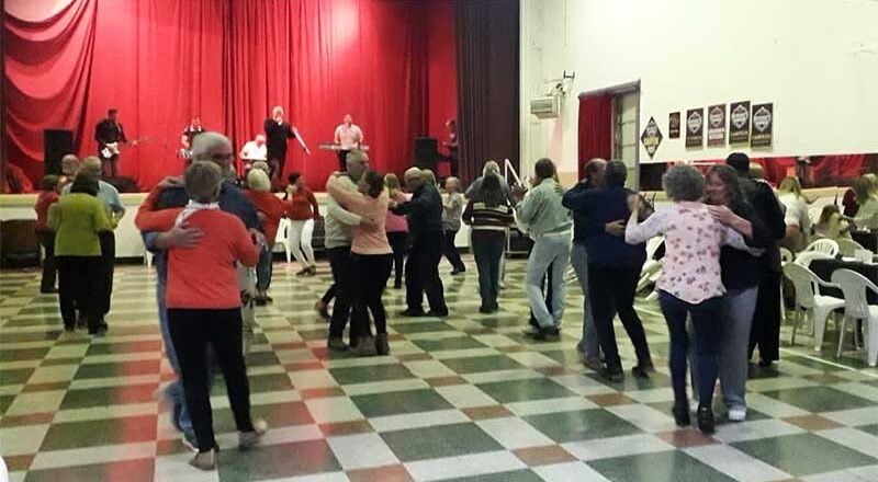 PAMI invitó a jubilados de Olavarría a un baile en el Club Sierra Chica