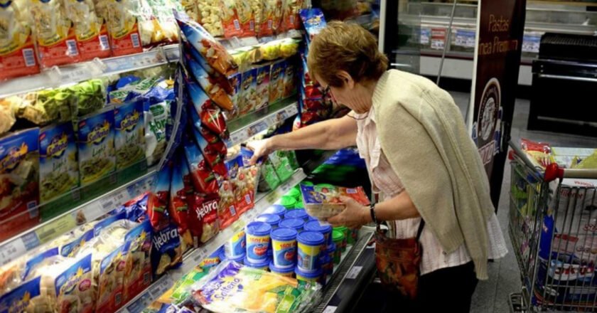 Jubilados: se elevó el tope máximo de reintegro para realizar compras con tarjeta de débito