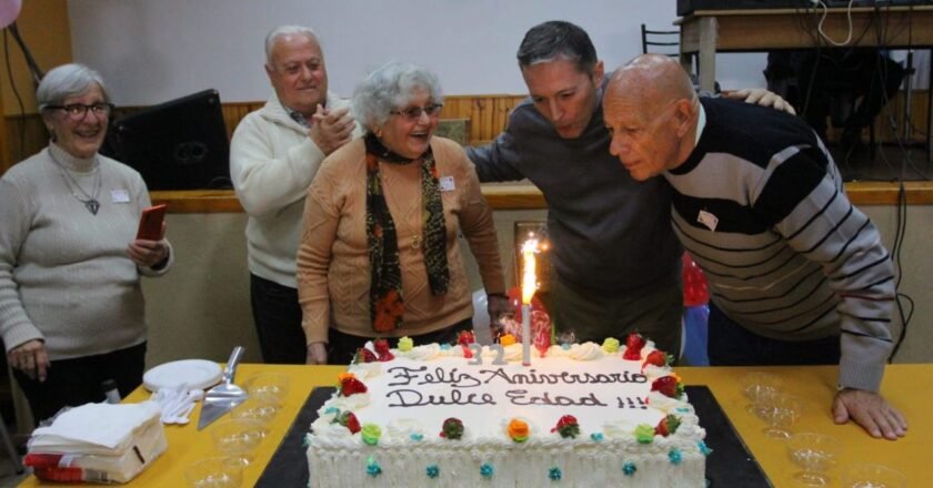 Gray celebró el 32° aniversario del Centro de Jubilados y  Pensionados Dulce Edad y les entregó un subsidio