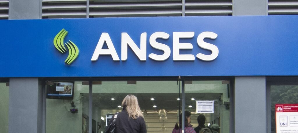 ANSES confirmó que antes de Navidad los jubilados cobran $129.000 extra por el medio aguinaldo