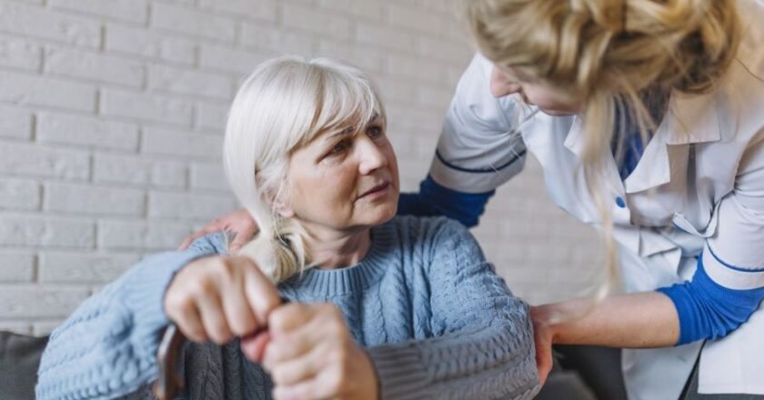 PAMI: cómo pedir un cuidador a domicilio para adultos mayores