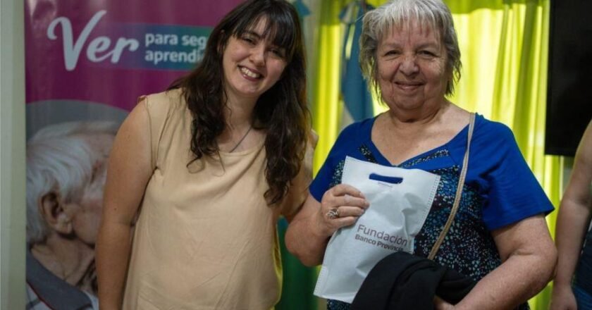 En Ituzaingó el IPS y la Fundación Banco Provincia entregaron anteojos a personas jubiladas