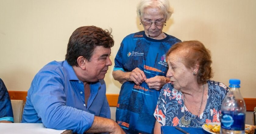 El centro de jubilados “Mirando al futuro” de La Matanza recibió al intendente Espinoza