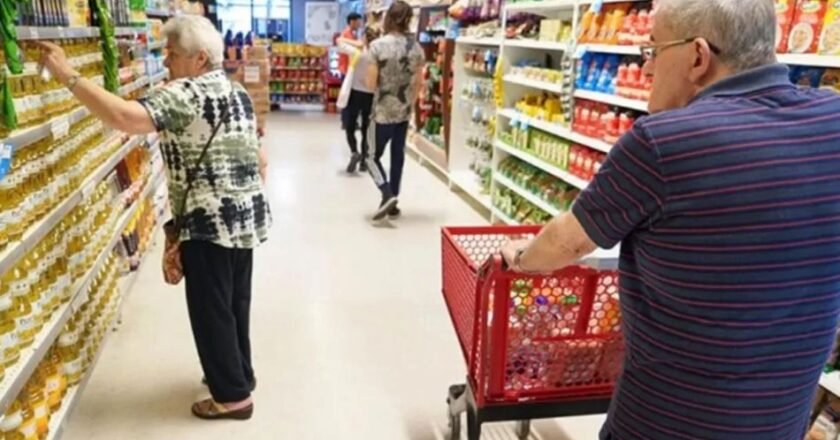 Descuentos para jubilados: estos bancos te permiten ahorrar hasta 30% en supermercados
