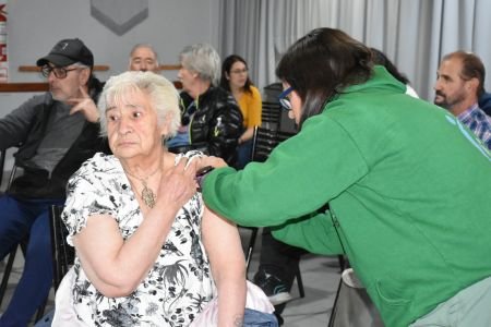 Continúa la vacunación en centros de jubilados de Río Gallegos