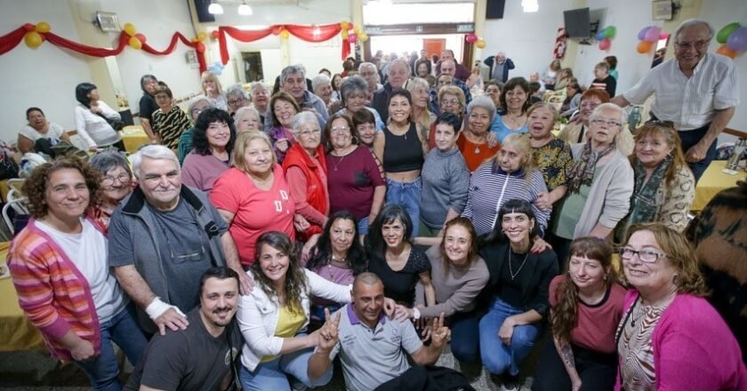 La intendenta de Quilmes compartió un desayuno con más de 100 personas mayores del distrito