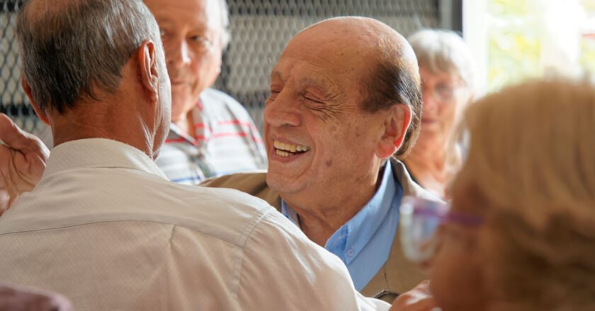 El intendente Mussi visitó el centro de jubilados Los Abuelos de Bustillo en el municipio de Berazategui