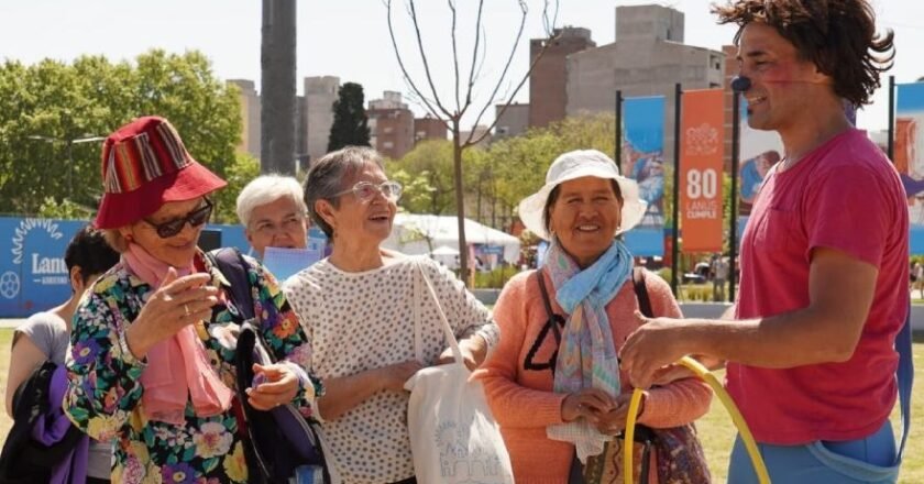 Lanús lanza la primera edición de la Colonia de Verano para personas mayores 