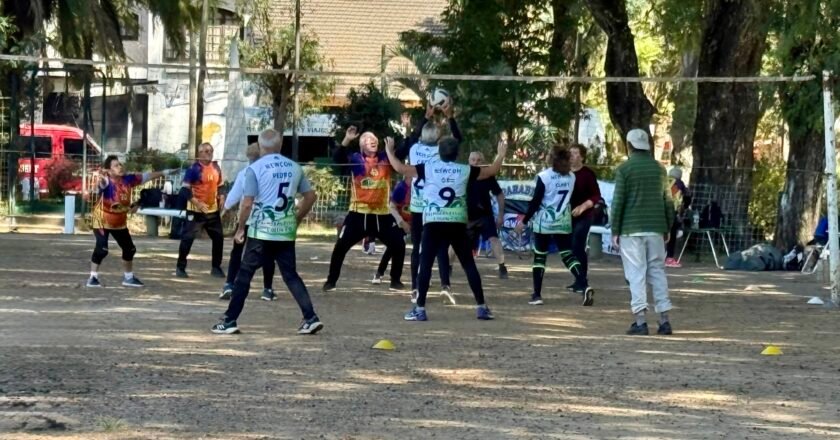 Más de 250 adultos mayores participaron de un encuentro deportivo  en Colón