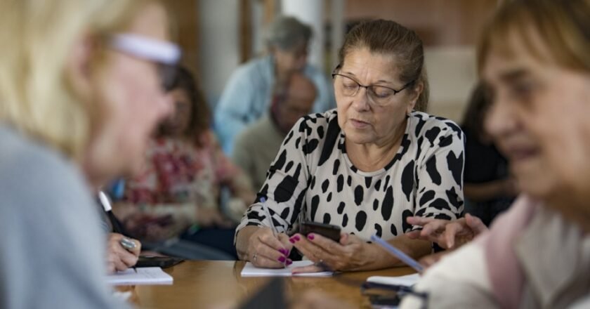 Comenzaron en Rosario los talleres gratuitos sobre el uso de celular para adultos mayores