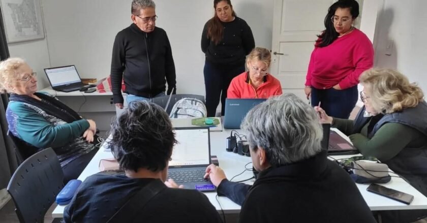 Ofrecen talleres tecnológicos gratuitos, en los centros de jubilados de Lomas de Zamora