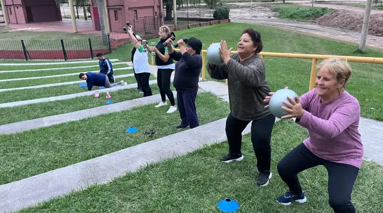 Santa Fe: adultos mayores de Romang vivieron una jornada de recreación en el Camping Brisol