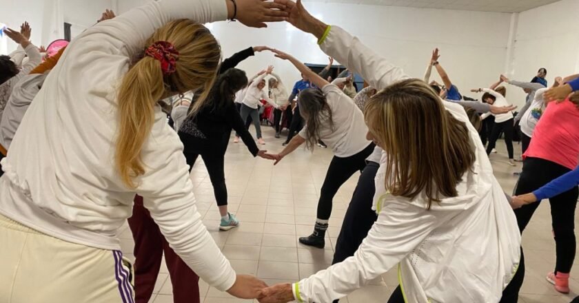Más de 100 adultos mayores  de Neuquén se reunieron a celebrar el Día Internacional del Yoga