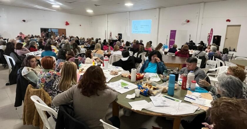 Adultos mayores de Neuquén jugaron y aprendieron en una nueva jornada de T de Mente