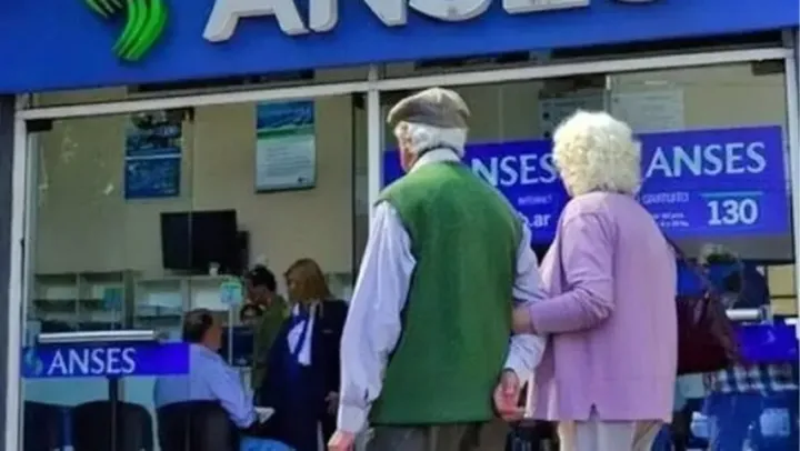 ANSES: jubilados de la mínima a partir del 08/9 reciben 6.000 pesos más por aumento y bono de 70mil
