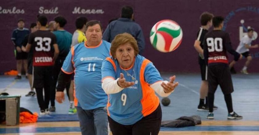 En Rosario promueven el Newcomb, un deporte inclusivo y recreativo para los adultos mayores