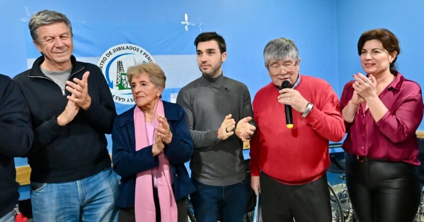 El gobernador de Chubut, entregó equipamiento y destacó el trabajo conjunto con los centros de jubilados de Comodoro Rivadvia