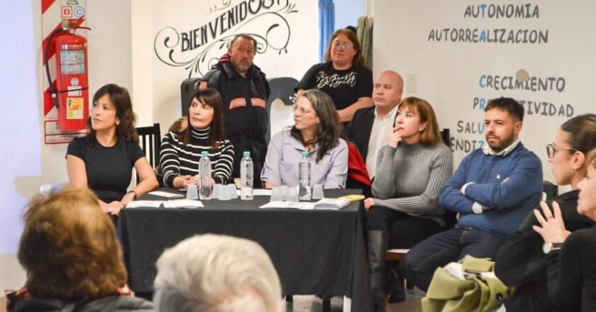 Charla informativa sobre acceso a la justicia para adultos mayores en Santa Cruz