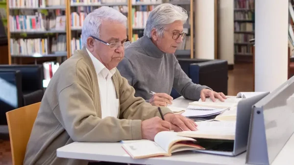 PAMI cierra semestre de cursos universitarios para jubilados