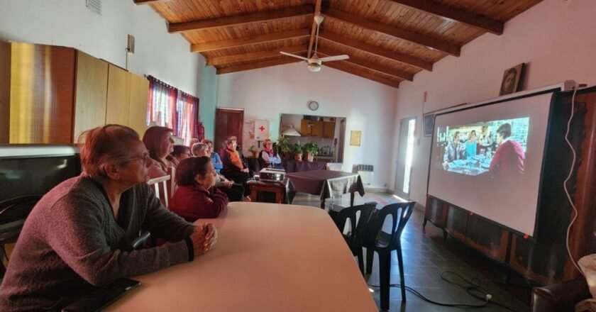 Películas para recordar, una iniciativa que lleva el cine a hogares para adultos mayores en Concepción del Uruguay