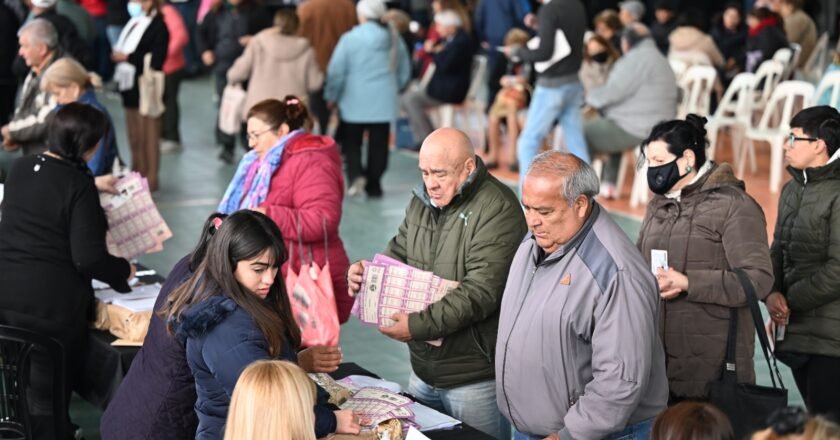 Tucumán: se realizó una nueva entrega de 90 mil boletos a jubilados para que viajen gratis en ómnibus