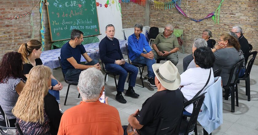 El intendente Gray dialogó con integrantes del Centro de Jubilados y Pensionados 9 de Abril de Esteban Echeverría