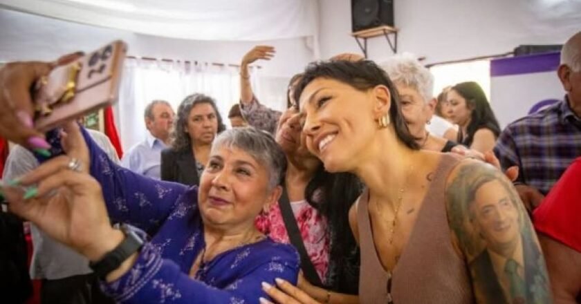 La intendenta de Quilmes se reunió con personas mayores en el Centro de jubilados Santa María, de Bernal Oeste