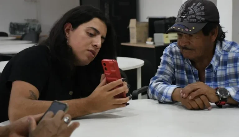 Salta: adultos mayores aprendieron a usar herramientas para el manejo del celular