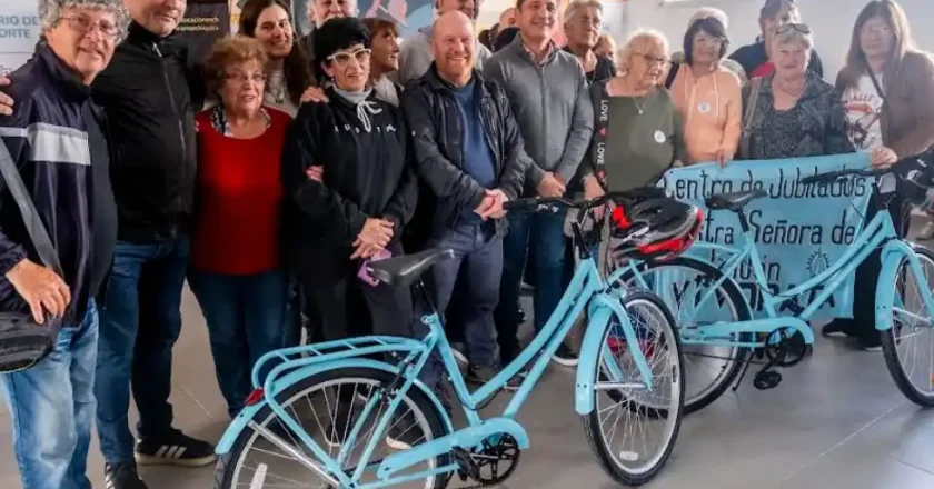 Mar Chiquita: entregaron Pases Libres Multimodales y bicicletas para adultos mayores