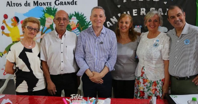 El Centro de Jubilados de Monte Grande celebró su 15° aniversario con la participación del intendente Gray