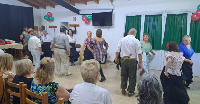 Sierra de la Ventana: el Centro de Jubilados «Eterna Primavera» cerró un ciclo de talleres con muestra y agasajo comunitario