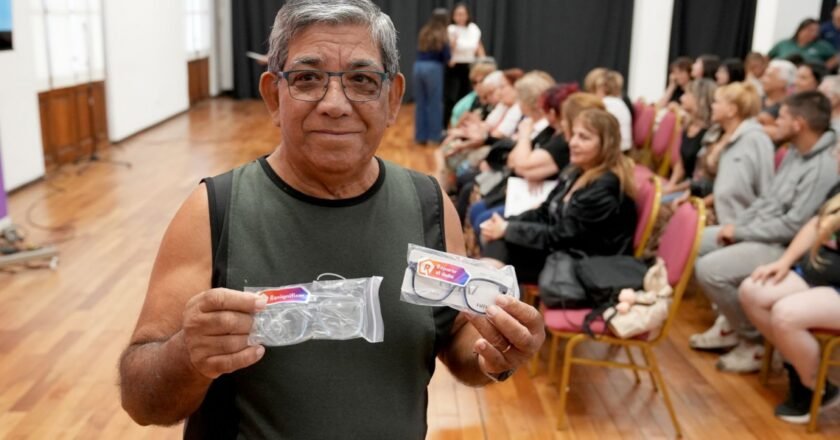 La Provincia de Santa Fe, entregó a jubilados marcos de lentes, decomisados al delito