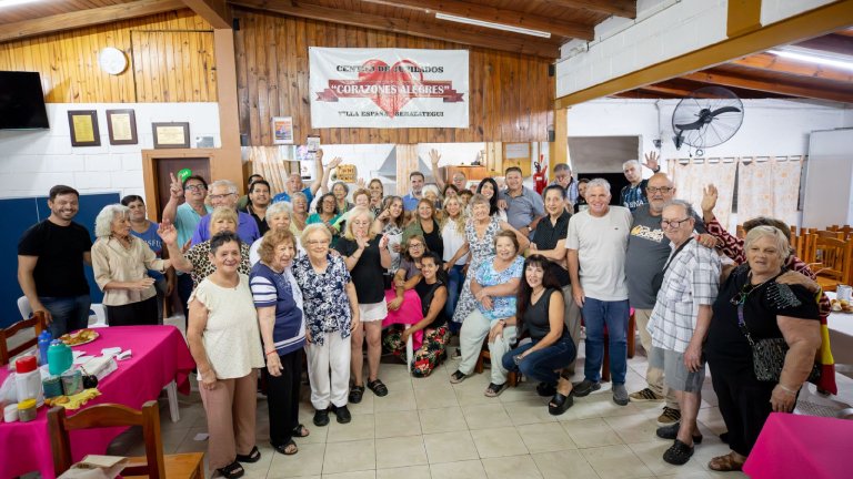 El intendente de Berazategui visitó el Centro de Jubilados Corazones Alegre y les entregó una mesa de Takkyu Volley