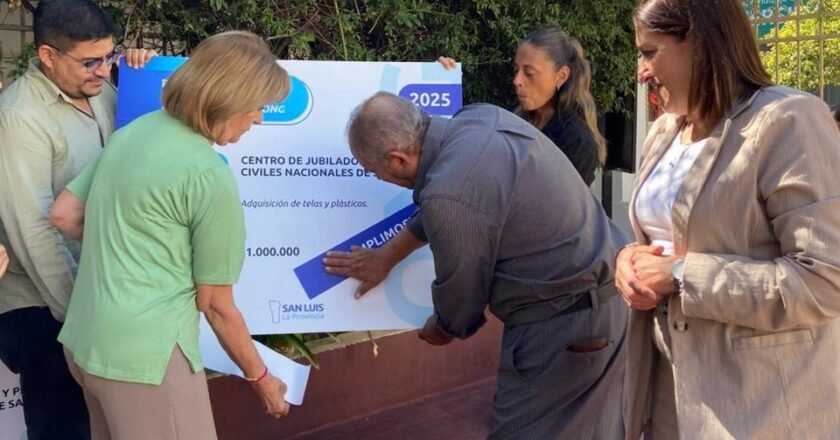 El Centro de Jubilados Nacionales colocó tres “Cumplimos” junto a Personas Jurídicas