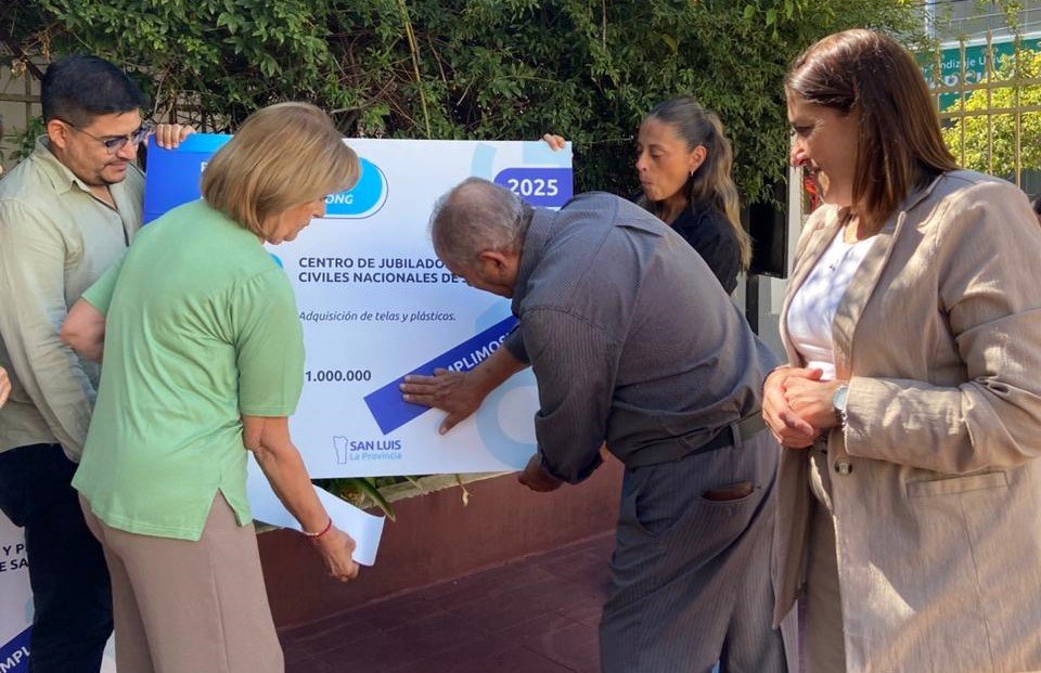 El Centro de Jubilados Nacionales colocó tres “Cumplimos” junto a Personas Jurídicas