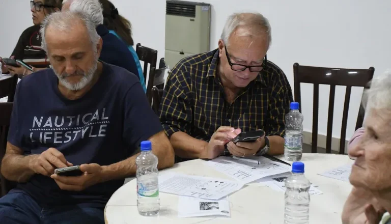 Salta: vuelve el programa “Mayores Conectados”  para aprender a usar el celular