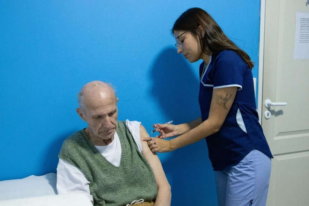 La Municipalidad de Comodoro Rivadavia aplicó vacunas antigripales en el Centro de Jubilados petroleros