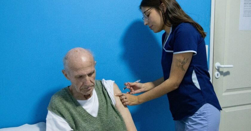 La Municipalidad de Comodoro Rivadavia aplicó vacunas antigripales en el Centro de Jubilados petroleros