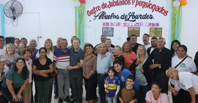 El intendente de Esteban Echeverría visitó el Centro de Jubilados Abuelos de Lourdes, y les entregó un aporte económico