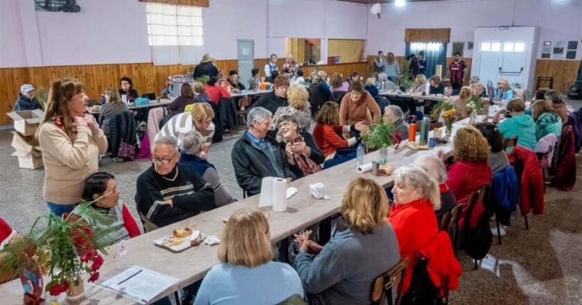 Más de 60 adultos mayores de Junínn compartieron una jornada de encuentro, recreación y baile en Saforcada