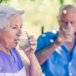 Cuánta agua deben tomar los adultos mayores para cuidar el cerebro, según la ciencia