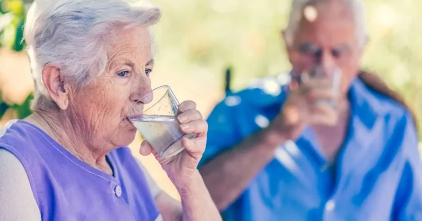 Cuánta agua deben tomar los adultos mayores para cuidar el cerebro, según la ciencia