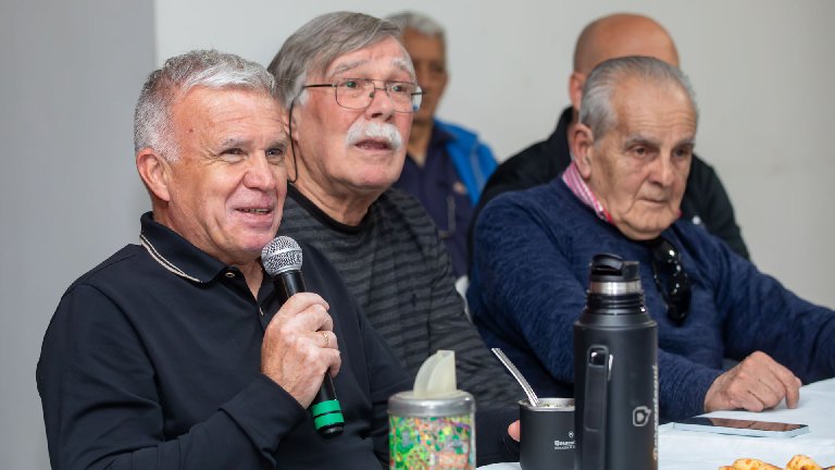 El intendente de Berazategui visitó el Centro de Jubilados Villa Giambruno, donde dialogó sobre las necesidades de la entidad