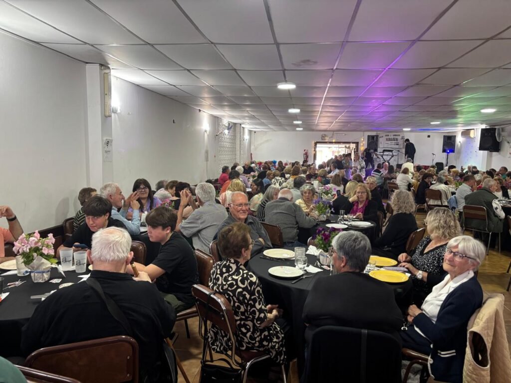 El Centro de Jubilados y Pensionados de Lobos celebró el Día del Jubilado, con un gran almuerzo en la sede de Ratti 157