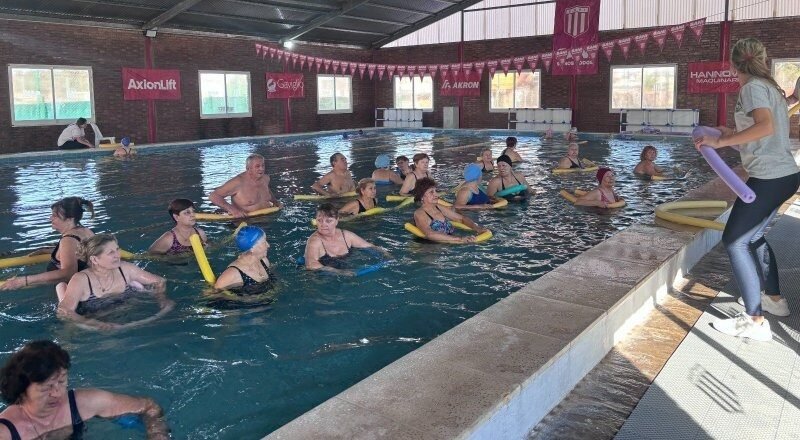 Córdoba: adultos mayores de San Francisco comenzaron las actividades de natación en el natatorio del Club San Isidro