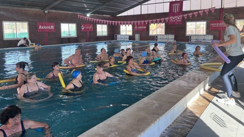 Córdoba: adultos mayores de San Francisco comenzaron las actividades de natación en el natatorio del Club San Isidro
