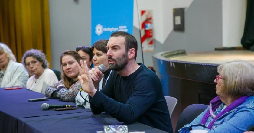 El intendente Selci recorrió centros de jubilados de Hurlingham, y entregó equipamiento para promover la actividad física