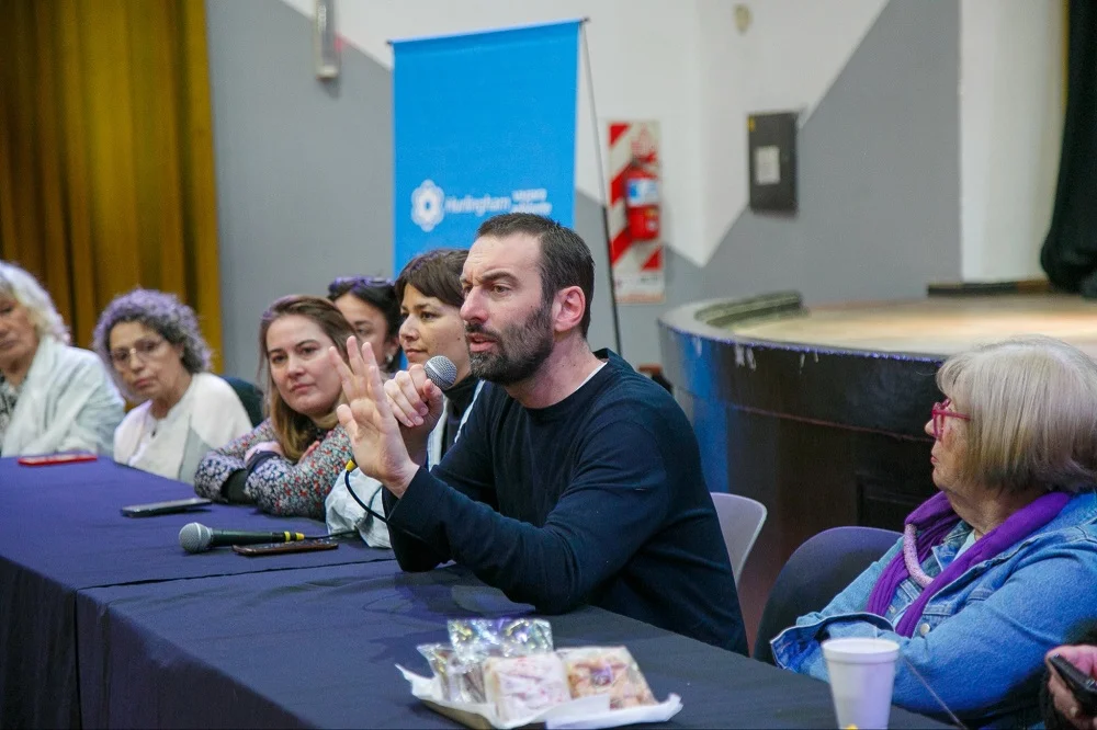 El intendente Selci visitó centros de jubilados de Hurlingham, y entregó equipamiento para la actividad física